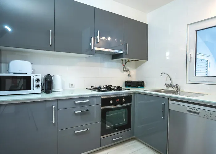 #109 Zelio House By Holidays *