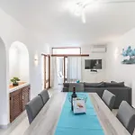 #109 Zelio House By Holidays *